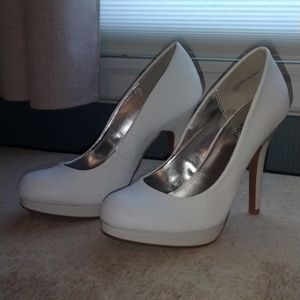 White round toe platform heel